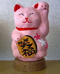 桜猫（'04/02/27）−桜色の招き猫